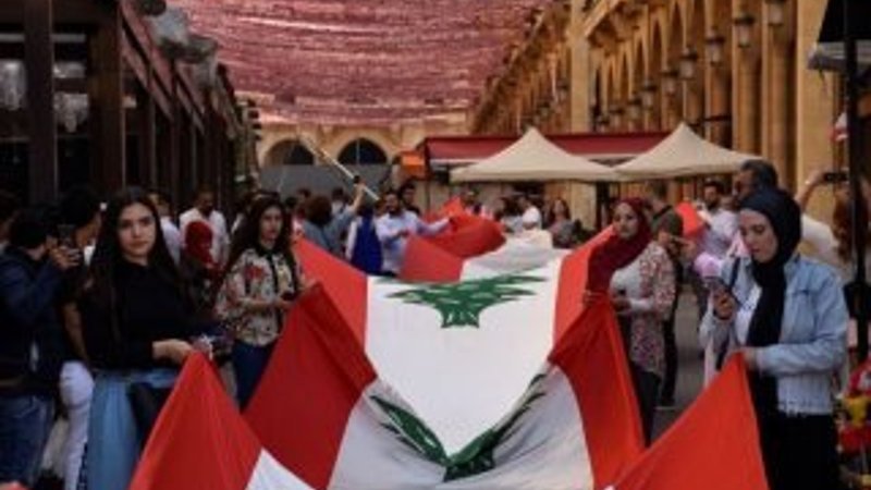 Lübnan'da bayrak asma etkinliği