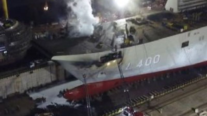 Tuzla'da tersanedeki uçak gemisinde yangın çıktı