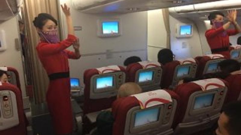 Türkiye'ye ilk defa uçan firmanın hostesleri peçeyle dans etti
