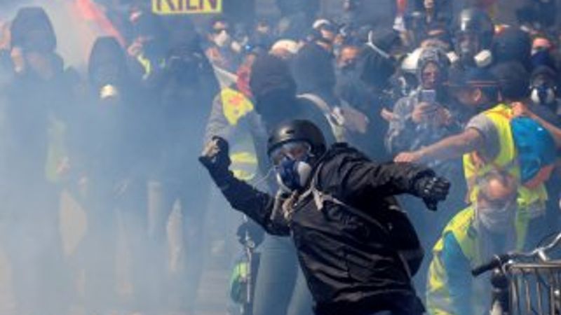 Fransız polisinden 1 Mayıs dayağı