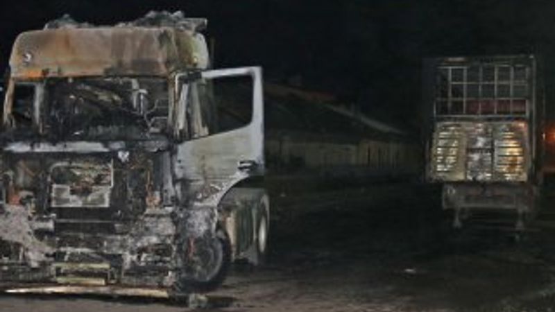 Kars'ta yük almaya gelen tır yandı