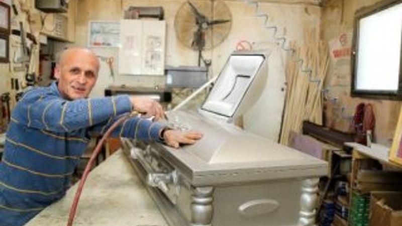 Antalyalı marangoz yabancılara tabut tasarlıyor