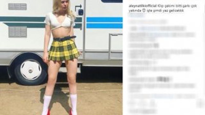 Aleyna Tilki süper minisiyle poz verdi
