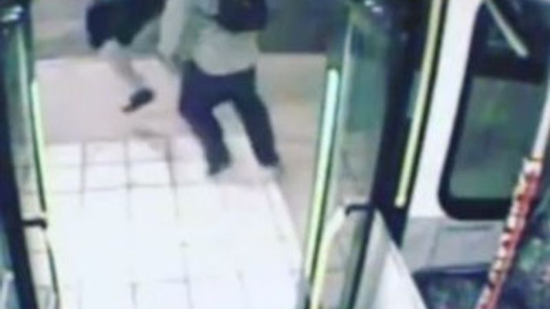 ABD'li yolcuyu yumrukladı