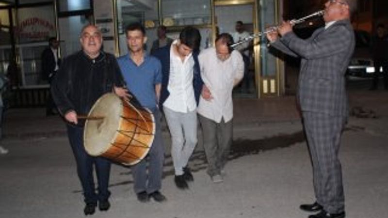 İlk sahura davul ve klarnet sesiyle uyandılar