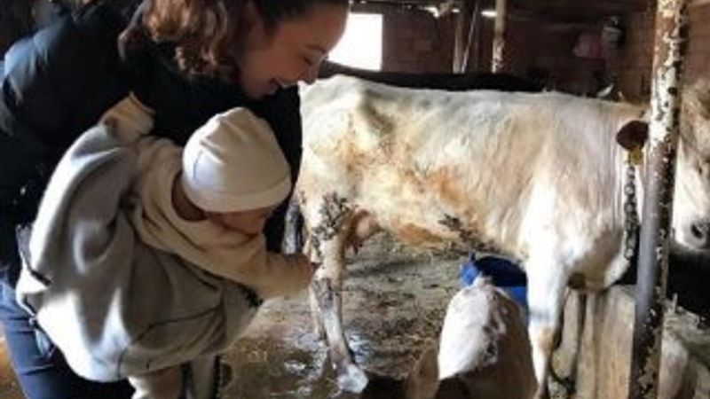 Azra Akın oğlunu çiftlikte büyütüyor