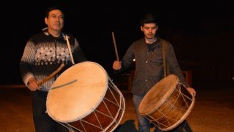 Ramazan'da baba ile oğulun sahurda davul mesaisi