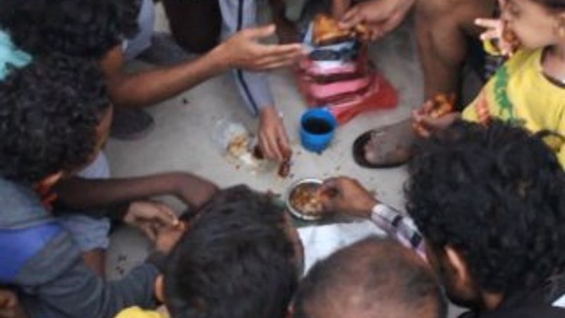 Açlık krizinin yaşandığı Yemen’de iftar