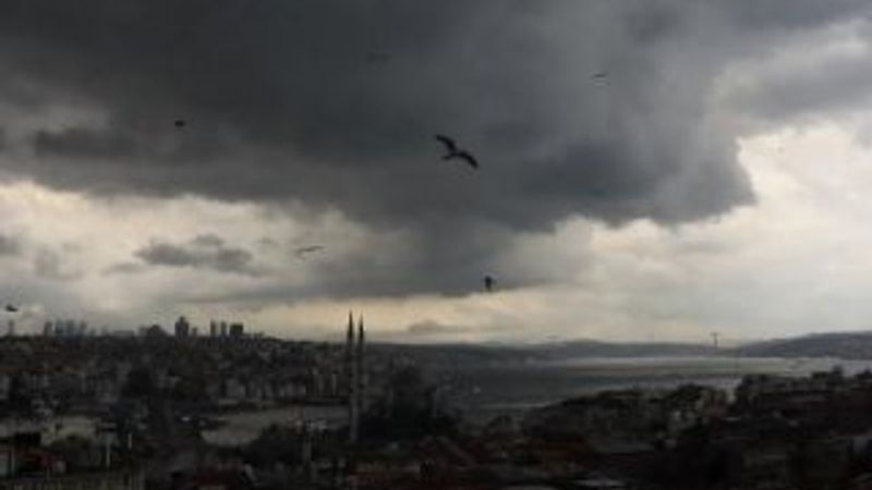 İstanbul'u kara bulutlar sardı