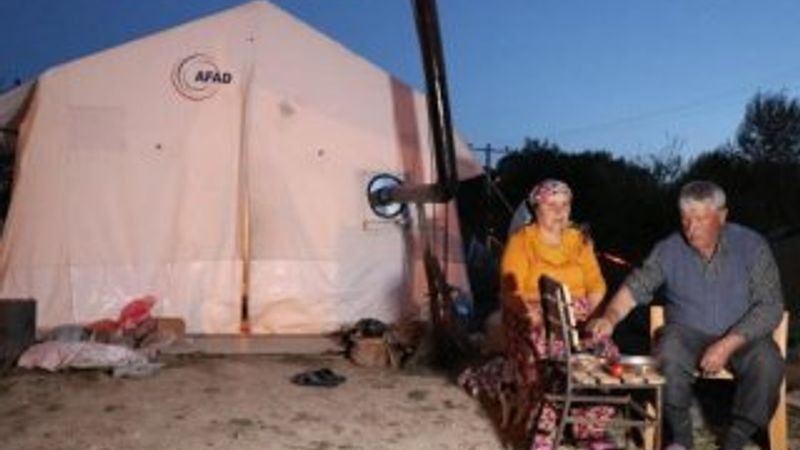 Depremzedeler çadır ve konteynerlerde iftar yaptı