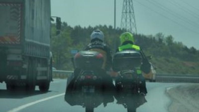 Motosiklet üzerinde tehlikeli yardımlaşma