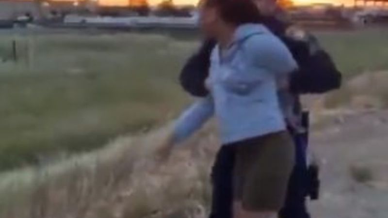 ABD polisi siyahi kadını yere çarptı