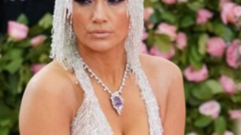 Jennifer Lopez elbisesini ağlayarak giydi