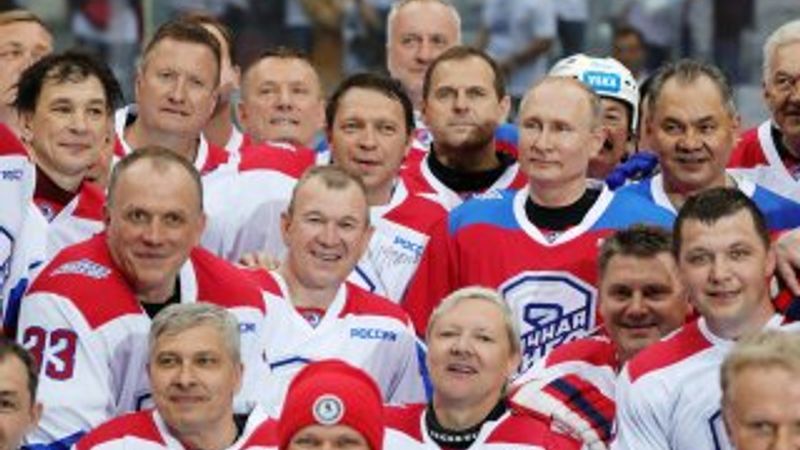 Putin hokey maçında yere düştü