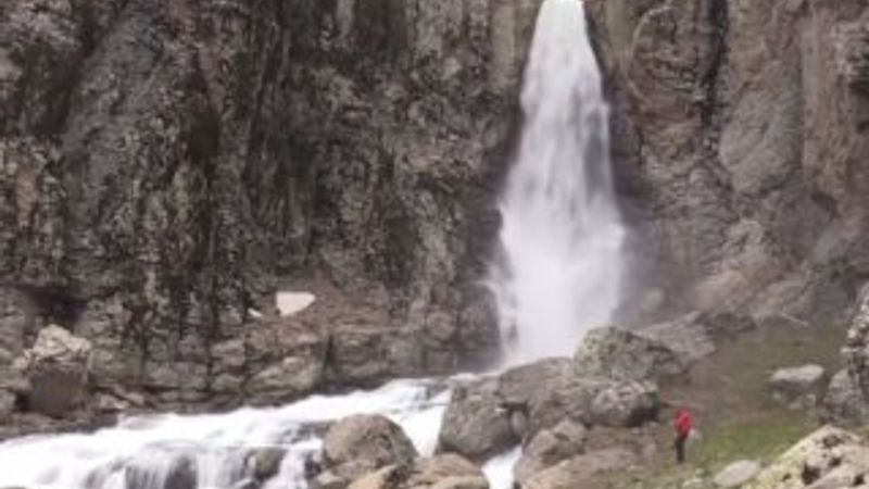 Çır Şelalesi kar sularının erimesiyle coştu