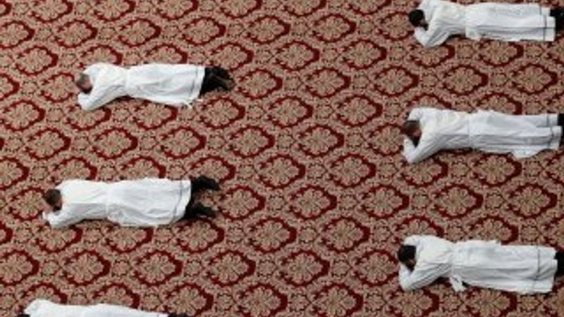 Rahipler Papa’nın önünde yerlere yattı