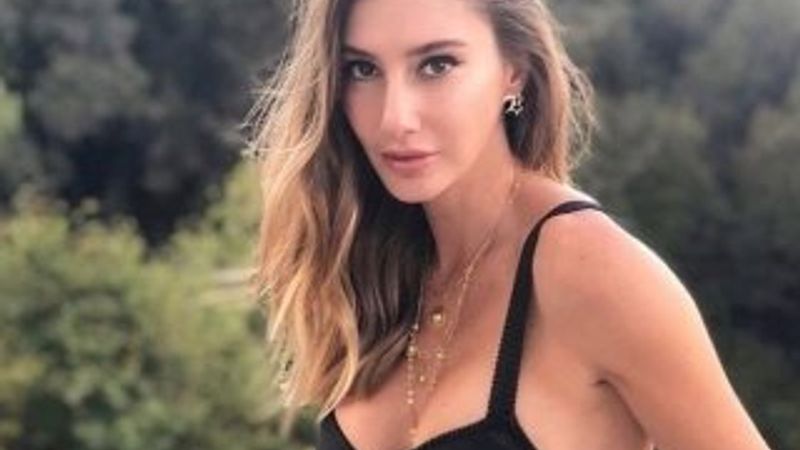 Şeyma Subaşı kıyafetlerini satışa çıkartıyor