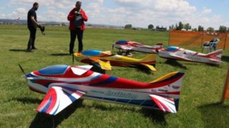 Model uçaklarla havada akrobasi dansı