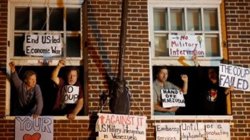 ABD'den Venezuela büyükelçiliğini boşaltma kararı