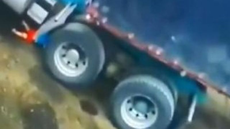 Tırın altında kalan çocuğun mucize kurtuluşu