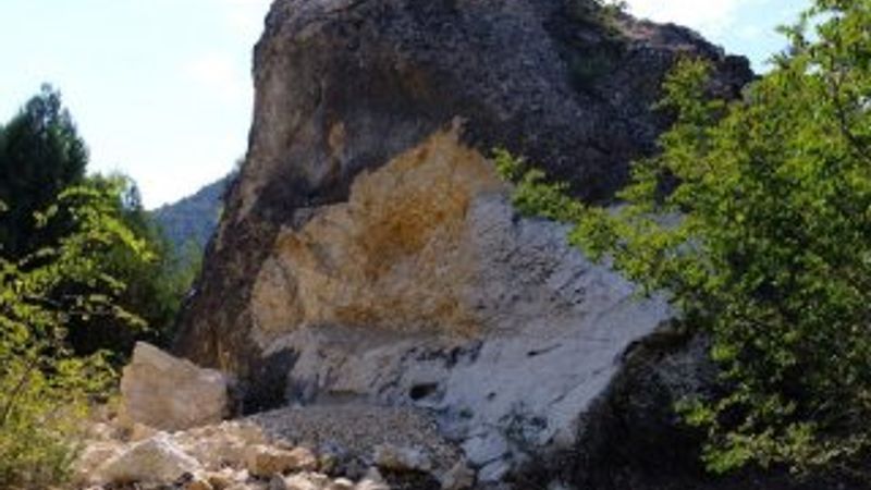 Bolu'daki kitabeyi parça parça çaldılar