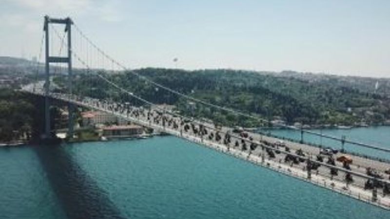 Yüzlerce motosikletli köprüden geçti