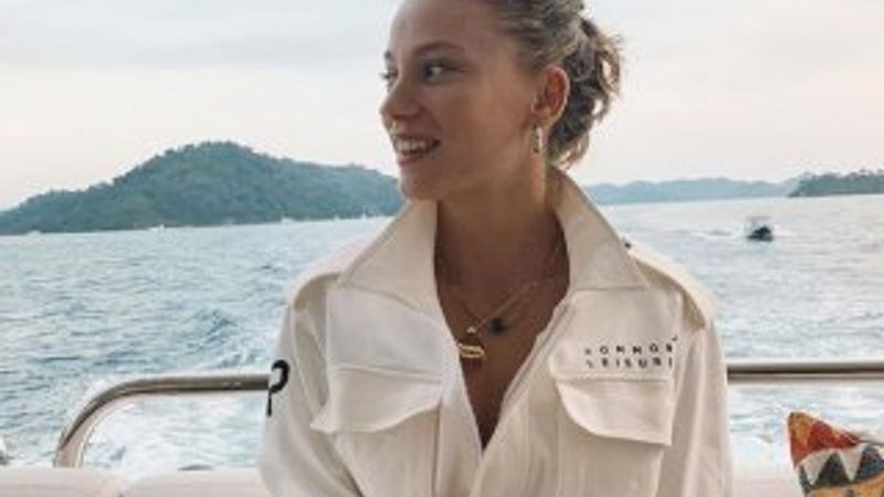 Serenay Sarıkaya tatilde