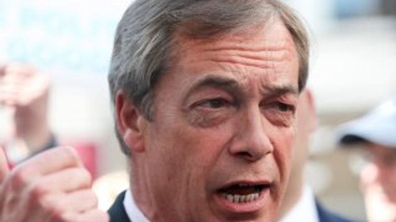 İngiliz siyasetçi Farage'a saldırı