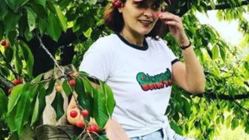 Aslıhan Gürbüz kiraz ağacına daldı