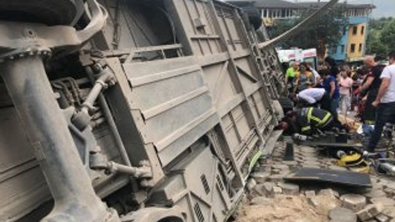 Kocaeli'de otobüs devrildi