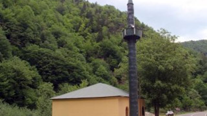 Giresun'da camiye ağaçtan minare yaptılar