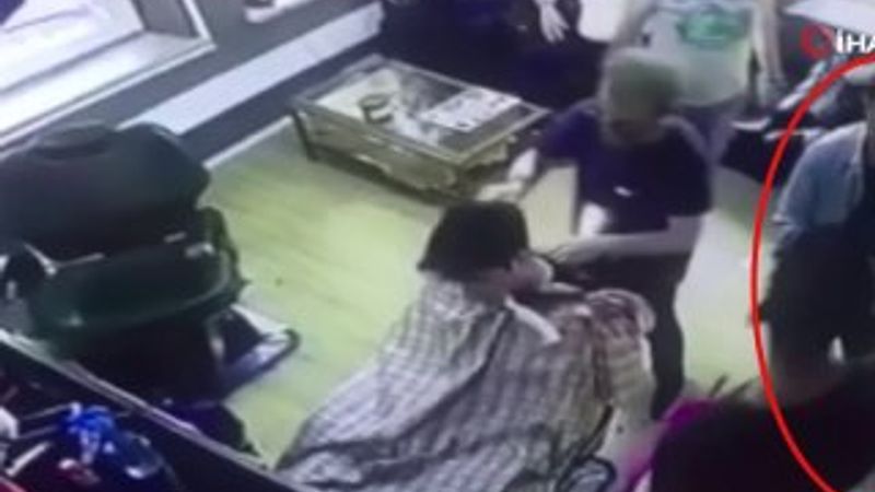 Taksim'de berberi soyan şahıs kamerada