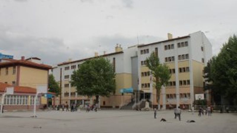 Çocuğunu döven öğretmeni dersten çıkartıp darbetti