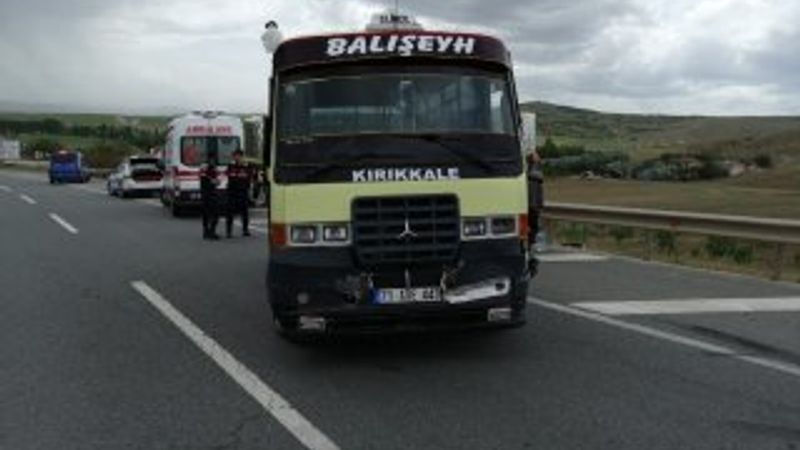 Yolcu minibüsü ile otomobil çarpıştı: 5 yaralı