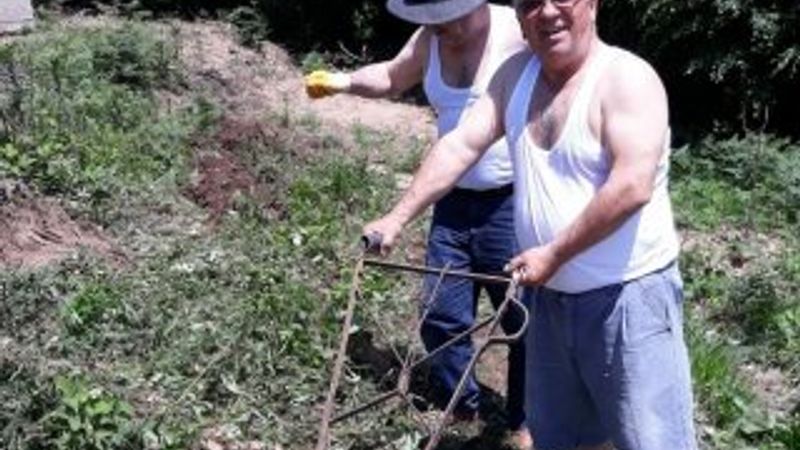 Arabaya taktıkları karasabanla tarla sürdüler