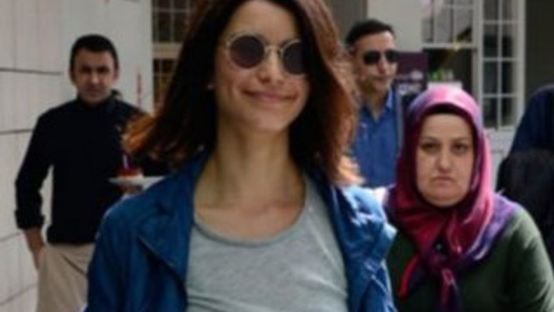 Beren Saat gülmeye başladı