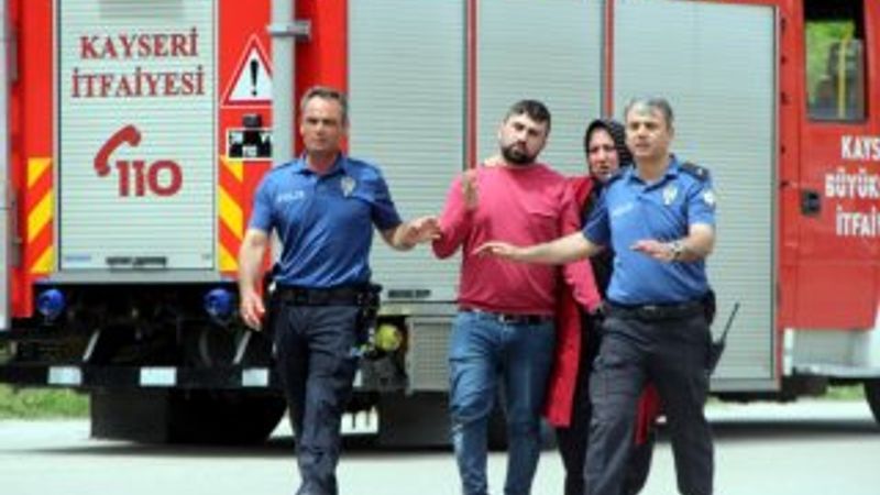 Kayseri'de intihar için 12. katın penceresine çıktı