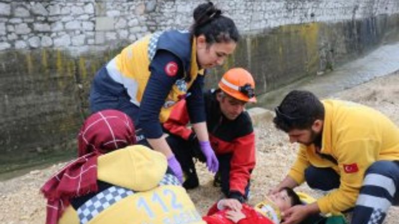 Bolu'da 8 yaşındaki bir çocuk 3 metreden dereye düştü