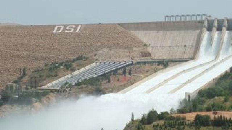 Keban yükseldi, araçlar sular altında kaldı