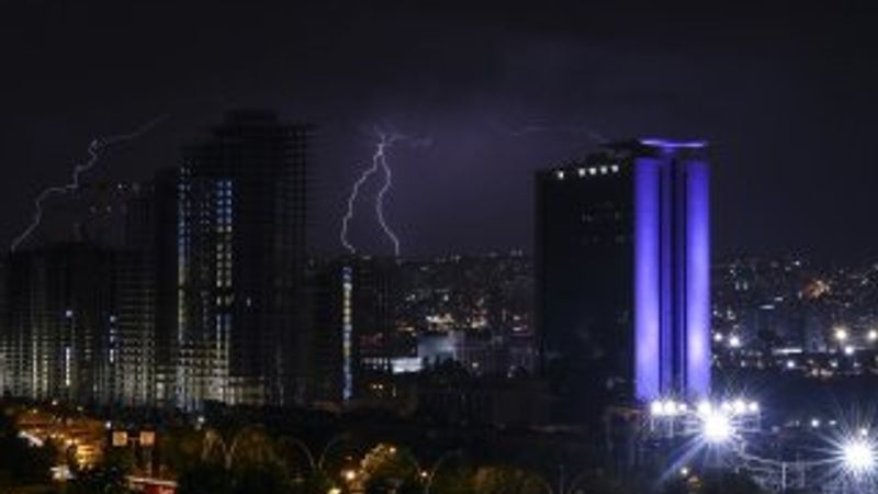 Ankara'da gökyüzünü şimşekler aydınlattı