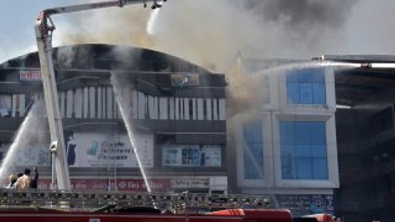 Hindistan'da özel okulda yangın: 20 ölü