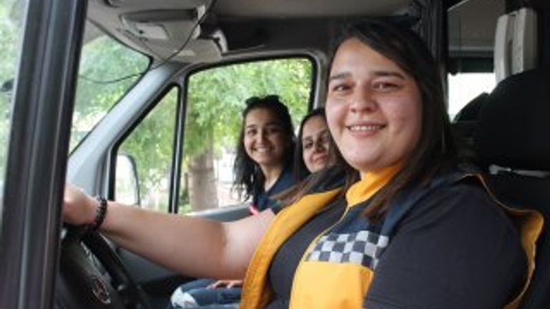 Kadın ambulans şoförünü görenler şaşırıyor