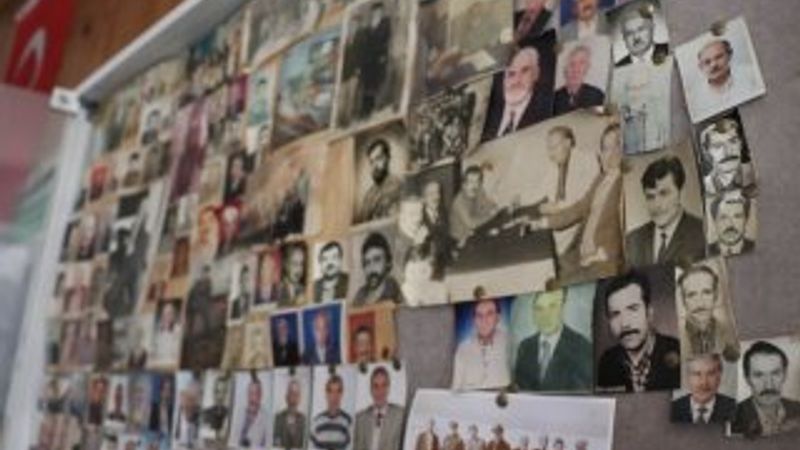 Mahallede ölenlerin fotoğrafları panoda yerini alıyor