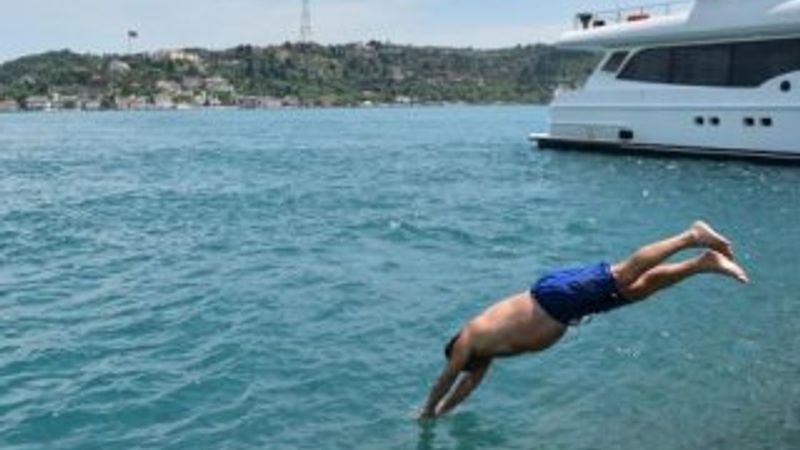 İstanbul'da hava ısındı, vatandaşlar soluğu denizde aldı