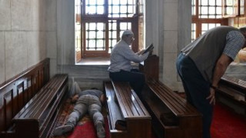 İstanbul'da sıcaktan bunalanlar camilere koşuyor