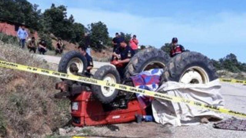Manisa'da devrilen traktörün altında kalan sürücü öldü