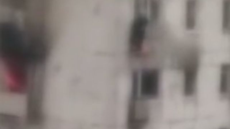 Yanan binanın balkonundan çocukları çekip kurtardı