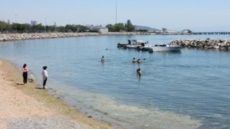 İstanbul’da sıcaktan bunalanlar kendini denize attı