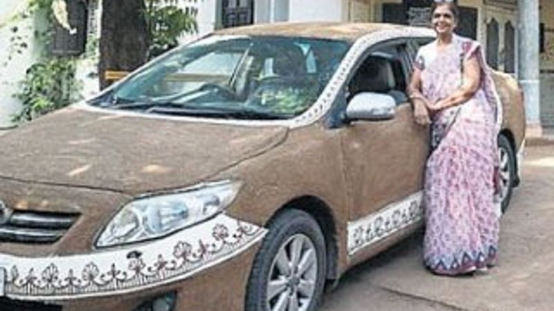 Hindistan'da aracını tezekle kaplayan kadın