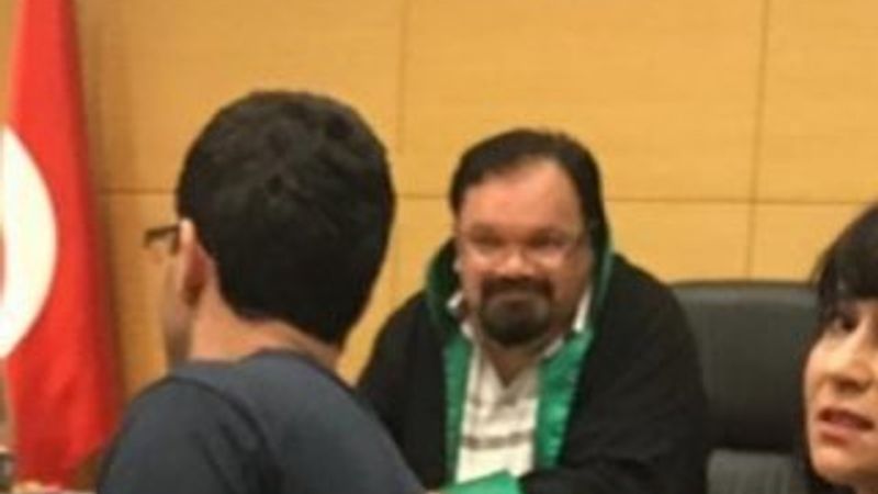 Etek boyuna karışan hakimden sakal düzeltmesi